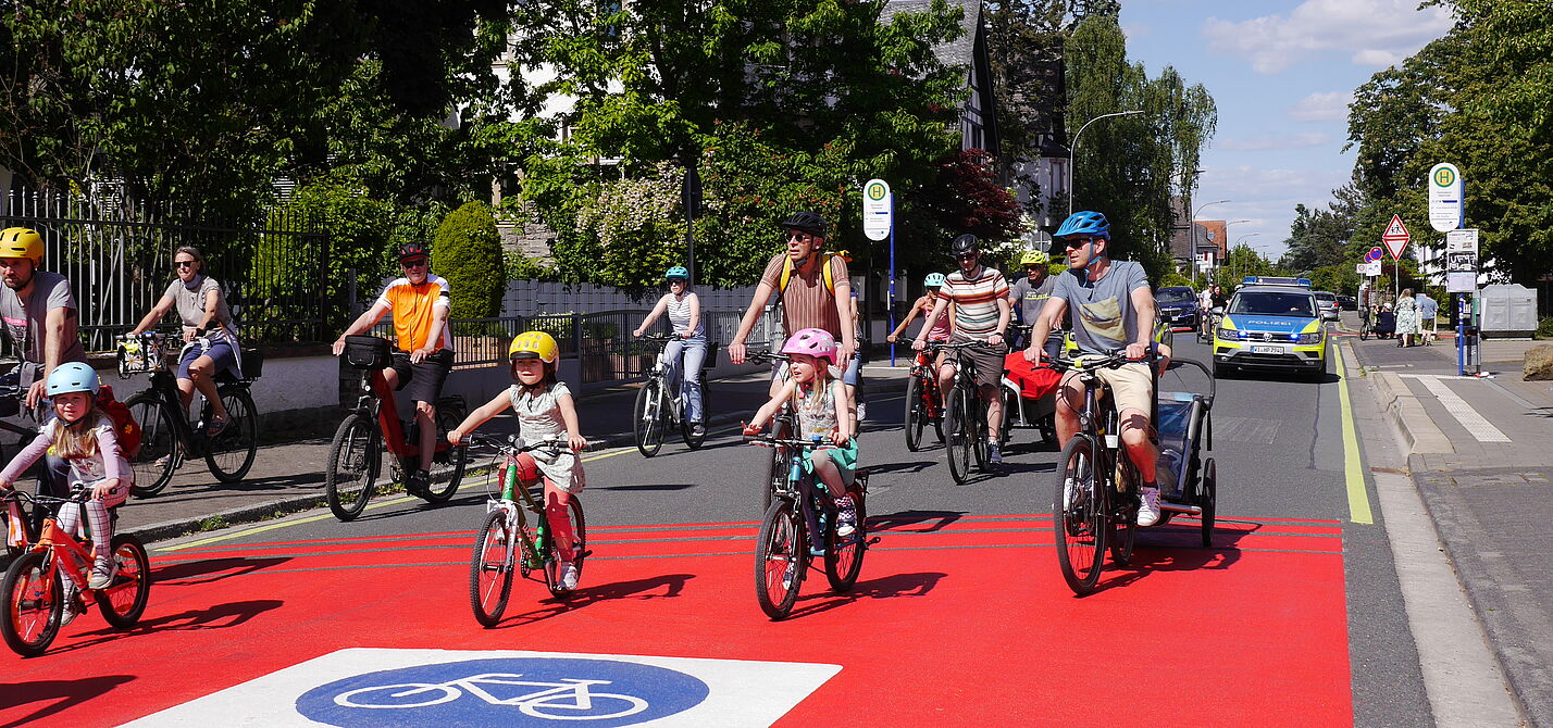 Kidical Mass in der Liebfrauenstraße, Oberursel Kinder radeln über Fahrradstraße