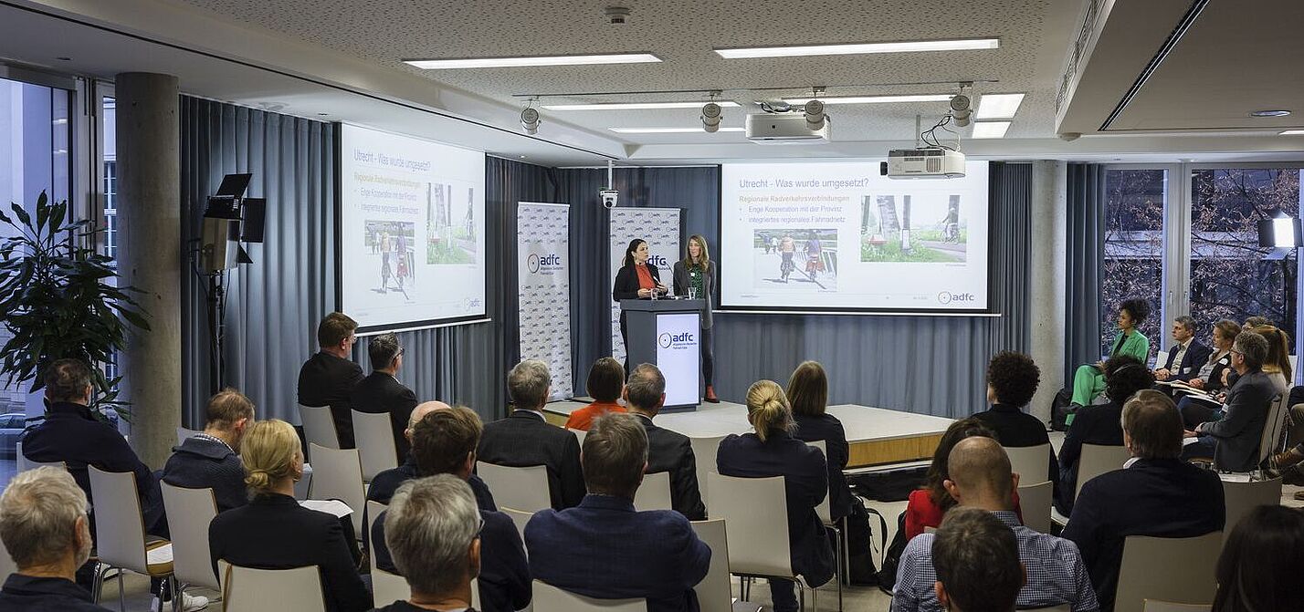 ADFC | Symposium „Mit Schnellausbau zum Fahrradland 2030“ am 6. Dezember 2022 ADFC | Symposium „Mit Schnellausbau zum Fahrradland 2030“ am 6. Dezember 2022