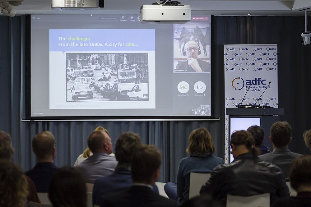 ADFC | Symposium „Mit Schnellausbau zum Fahrradland 2030“ am 6. Dezember 2022 ADFC | Symposium „Mit Schnellausbau zum Fahrradland 2030“ am 6. Dezember 2022